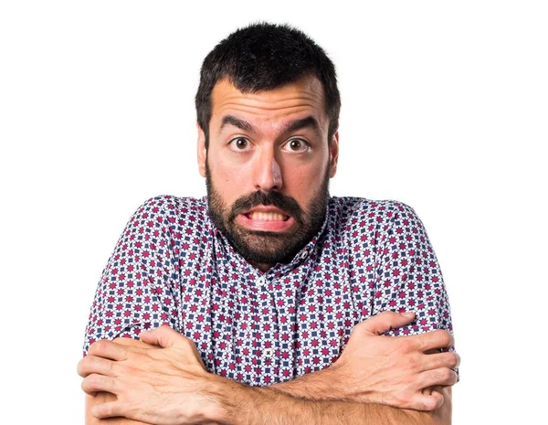 Beyaz arka plan üzerinde esmer genç adam