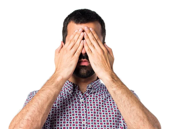 Yakışıklı adam gözlerini kapsayan