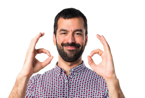 Yakışıklı adam ok işareti yapmak