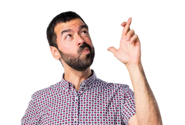 Yakışıklı adam parmaklarıyla geçiş