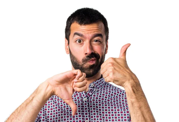 Yakışıklı adam iyi-kötü işaret yapma