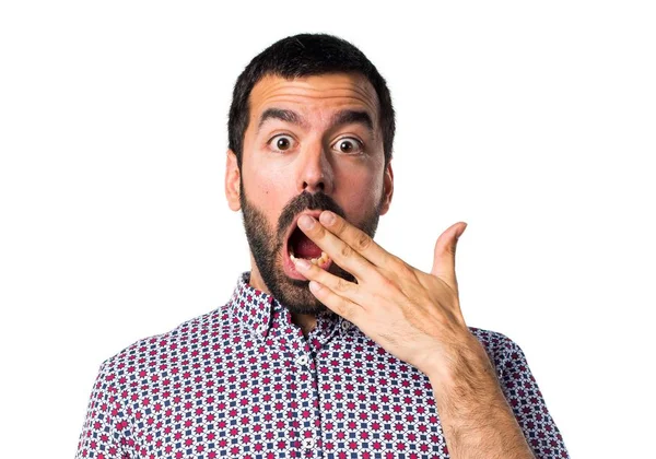 Sürpriz bir jest yapan yakışıklı erkek