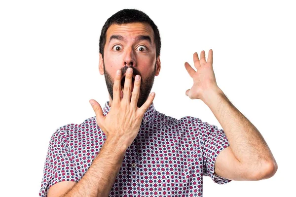 Sürpriz bir jest yapan yakışıklı erkek