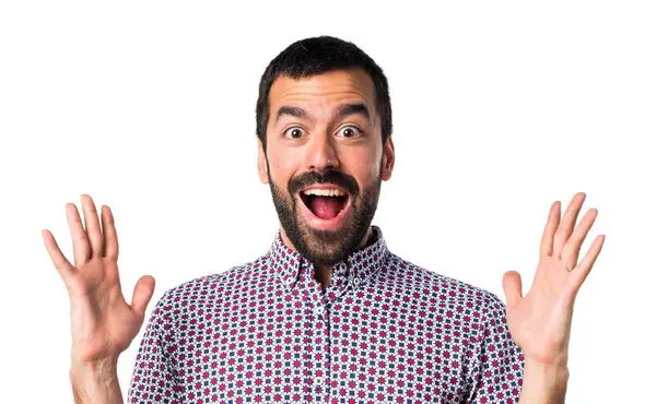 Beyaz arka plan üzerinde esmer genç adam