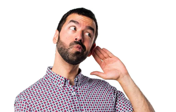 Yakışıklı adam bir şey dinleme