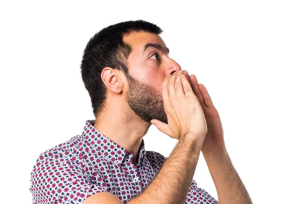 Beyaz arka plan üzerinde esmer genç adam