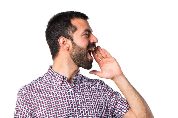 Beyaz arka plan üzerinde esmer genç adam