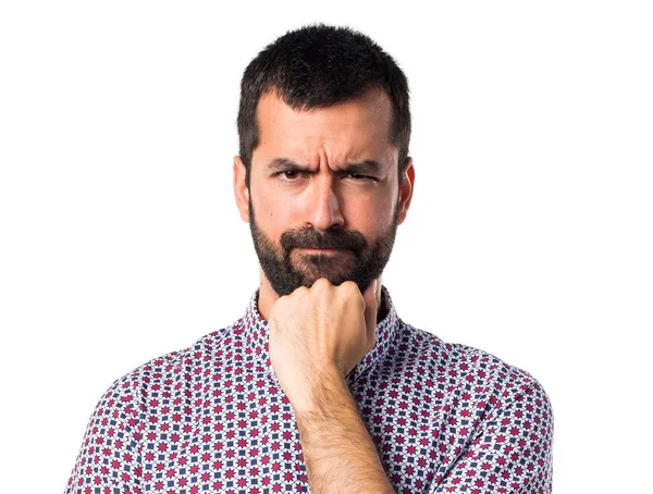 Beyaz arka plan üzerinde esmer genç adam