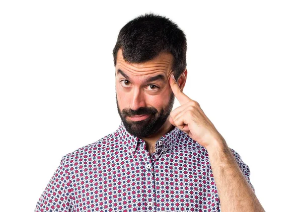 Beyaz arka plan üzerinde esmer genç adam