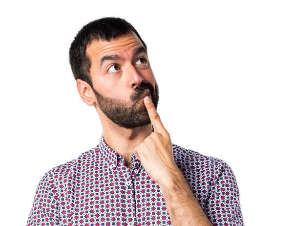 Beyaz arka plan üzerinde esmer genç adam