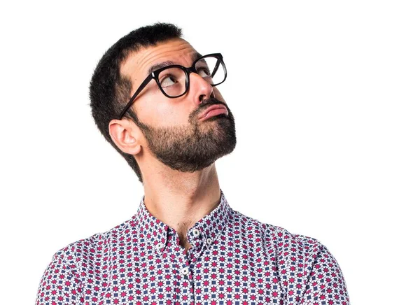 Düşünme gözlüklü adam