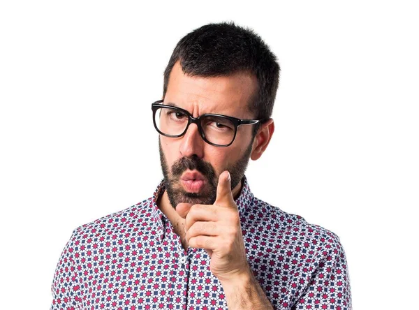 Düşünme gözlüklü adam