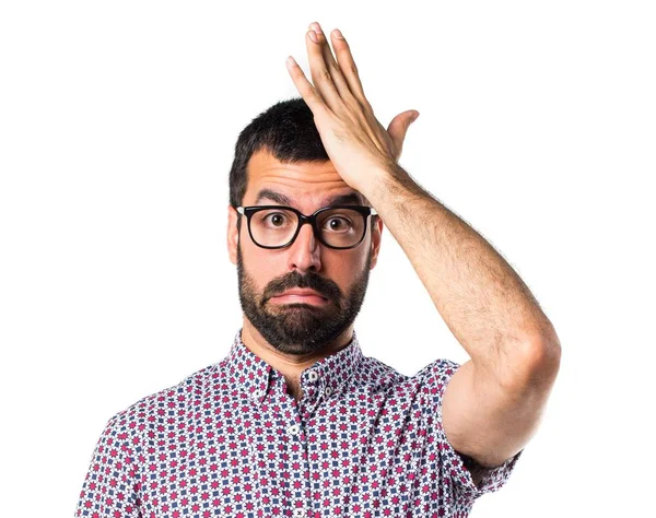 Şüpheleri gözlüklü adam