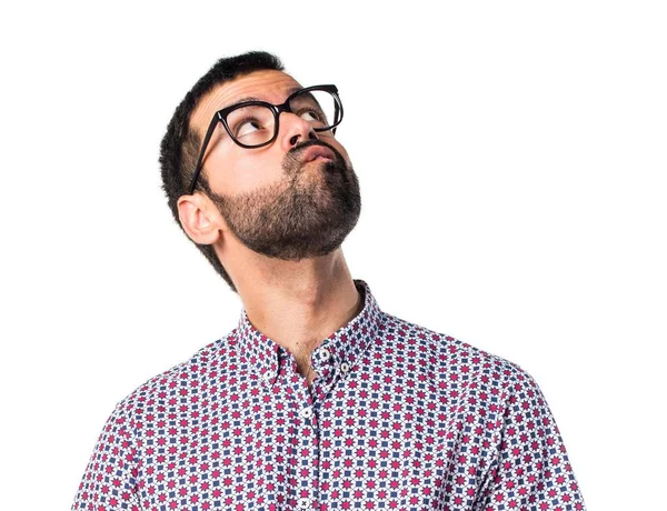 Şüpheleri gözlüklü adam