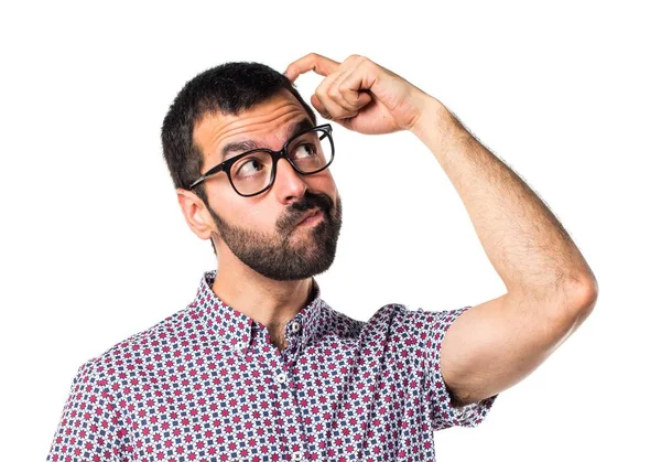 Şüpheleri gözlüklü adam