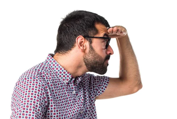 Bir şeyler gösteriyor gözlüklü adam