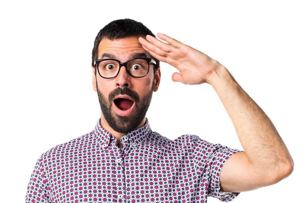 Homem com óculos mostrando algo — Fotografia de Stock