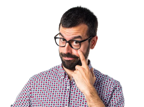 Bir şeyler gösteriyor gözlüklü adam