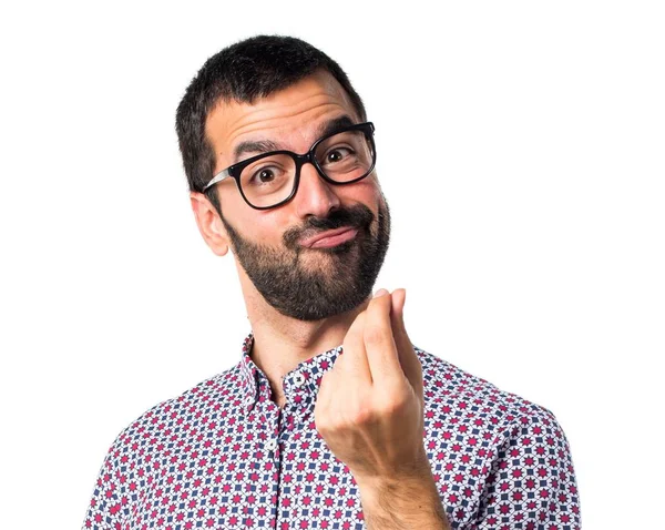 Para jest yapıyor gözlüklü adam