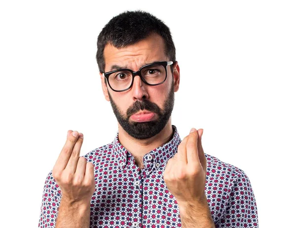 Para jest yapıyor gözlüklü adam