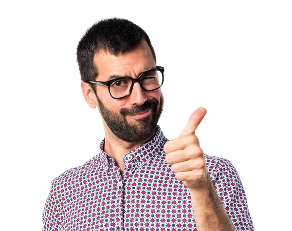 Başparmak ile gözlüklü adam