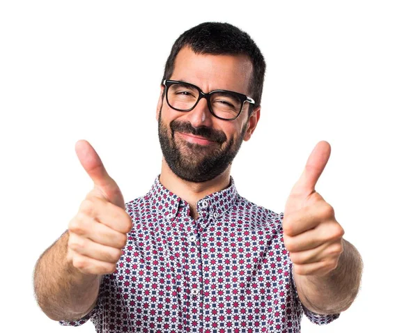 Başparmak ile gözlüklü adam