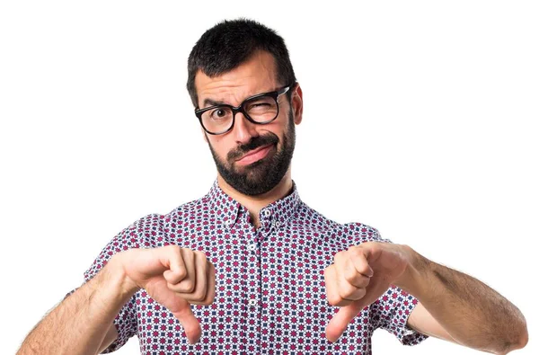 Kötü sinyal yapıyor gözlüklü adam