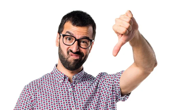 Hombre con gafas haciendo mala señal — Foto de Stock