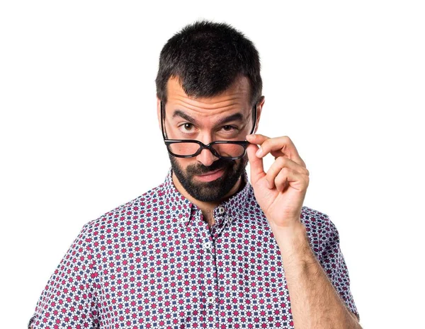 Bir şeyler gösteriyor gözlüklü adam