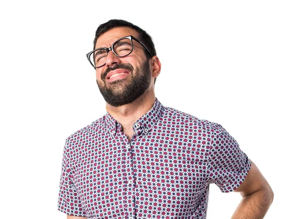 Ağrısı olan gözlüklü adam