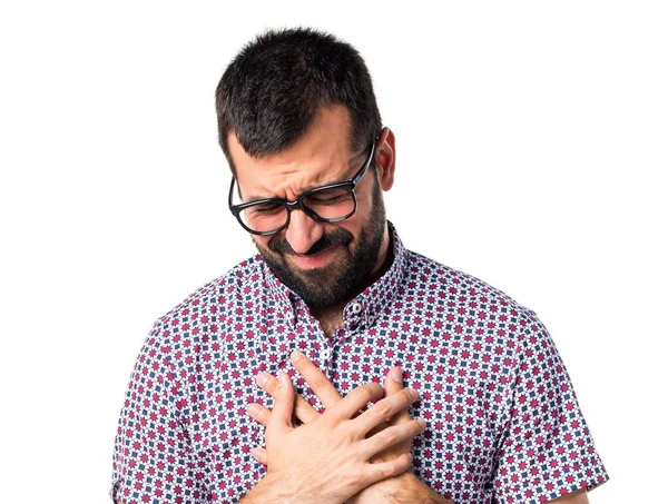 Mann mit Brille mit Herzschmerzen — Stockfoto