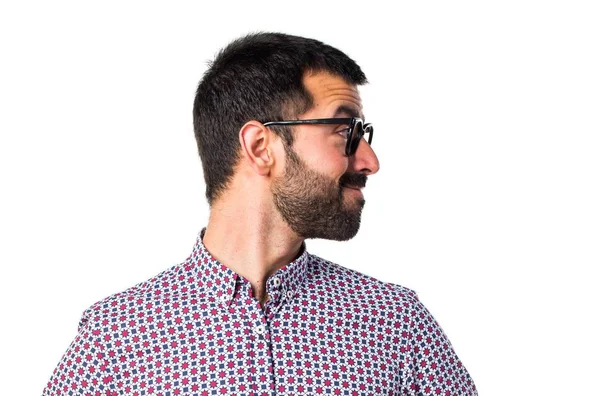Mannen med glasögon tittar laterala — Stockfoto