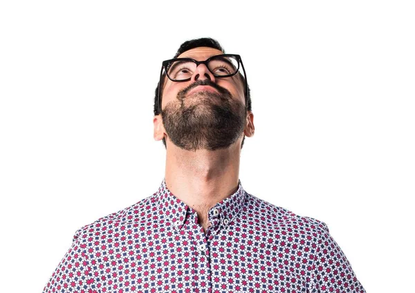 Человек в очках, смотрящий вверх — стоковое фото