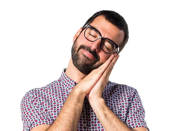 Uyku jest yapıyor gözlüklü adam