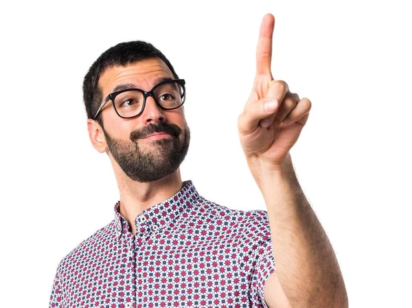 Şeffaf ekranda dokunmadan gözlüklü adam