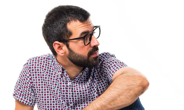 Beyaz arka plan üzerinde esmer genç adam