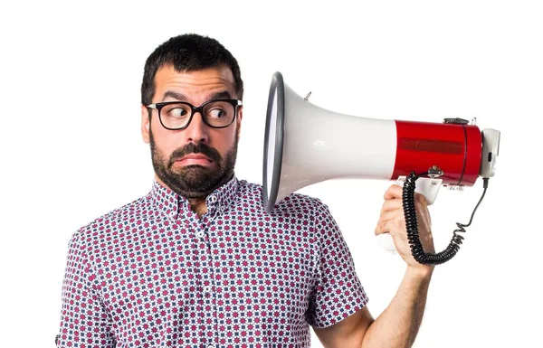 Megafon tarafından bağırarak gözlüklü adam