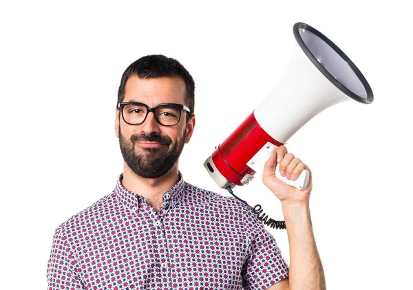 Megafon tarafından bağırarak gözlüklü adam