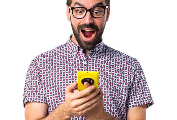 İçin mobil söz gözlüklü adam