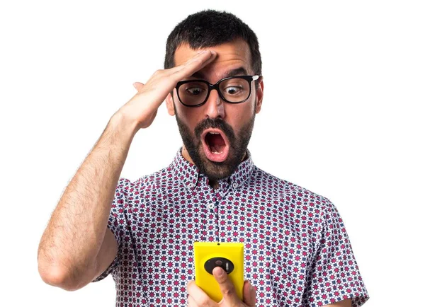 İçin mobil söz gözlüklü adam