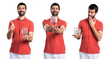 Yakışıklı adam tutmak bir süpermarket arabası oyuncak