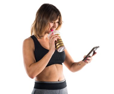 Spor kadın ile onun hareket eden ve spor içki içme