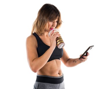 Spor kadın ile onun hareket eden ve spor içki içme