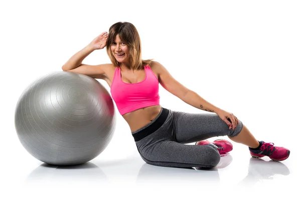 Sport vrouw met fit-bal — Stockfoto