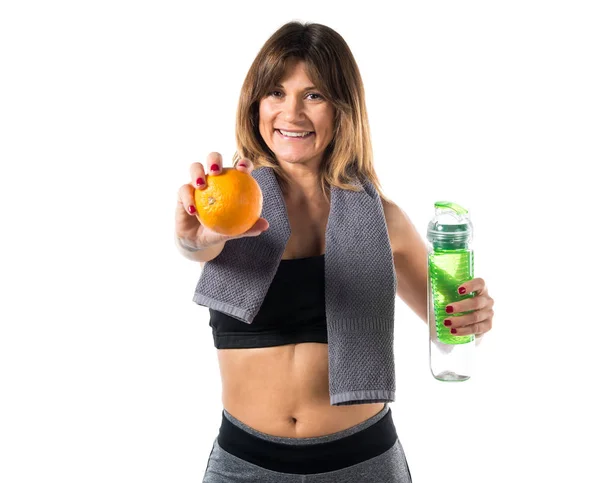 Deporte mujer con una naranja —  Fotos de Stock