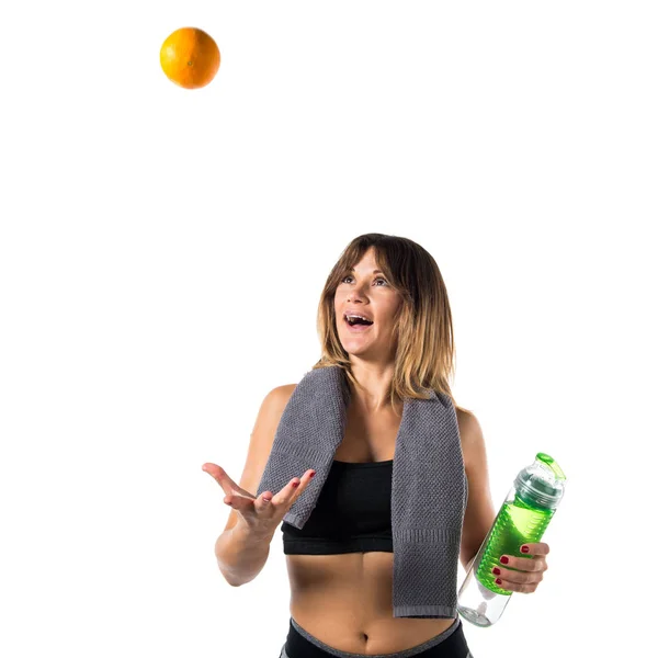 Sportlerin spielt mit einer Orange — Stockfoto