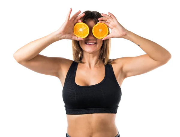 Deporte mujer usando rebanadas de naranja como gafas —  Fotos de Stock