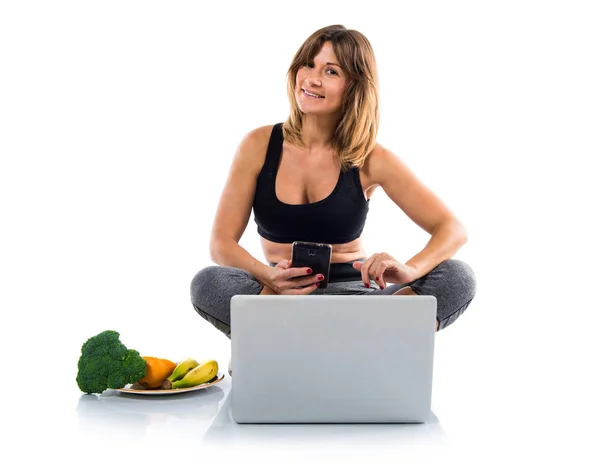 Nutricionista trabajando en línea con su portátil —  Fotos de Stock