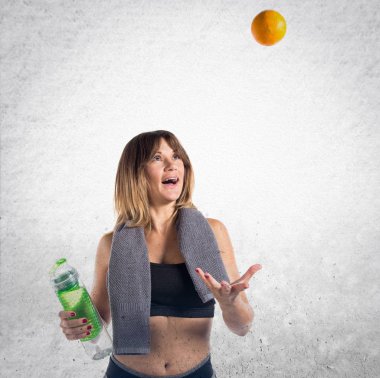 Portakal ile oynarken spor kadın