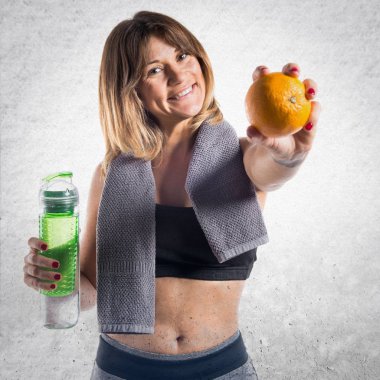 Spor kadın portakal ile